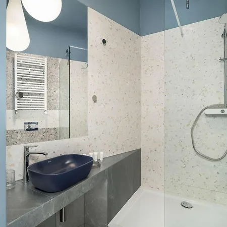 Artsy Close To Market Square By Renters Apartment
